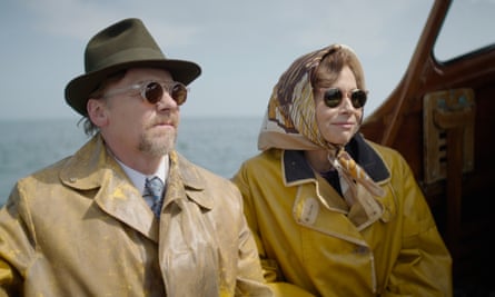 Simon Pegg and Minnie Driver in Nandor Fodor and the Talking Mongoose