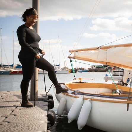 Oji attache Ibis, un bateau qu'elle a aidé à construire, à Lyme Regis.