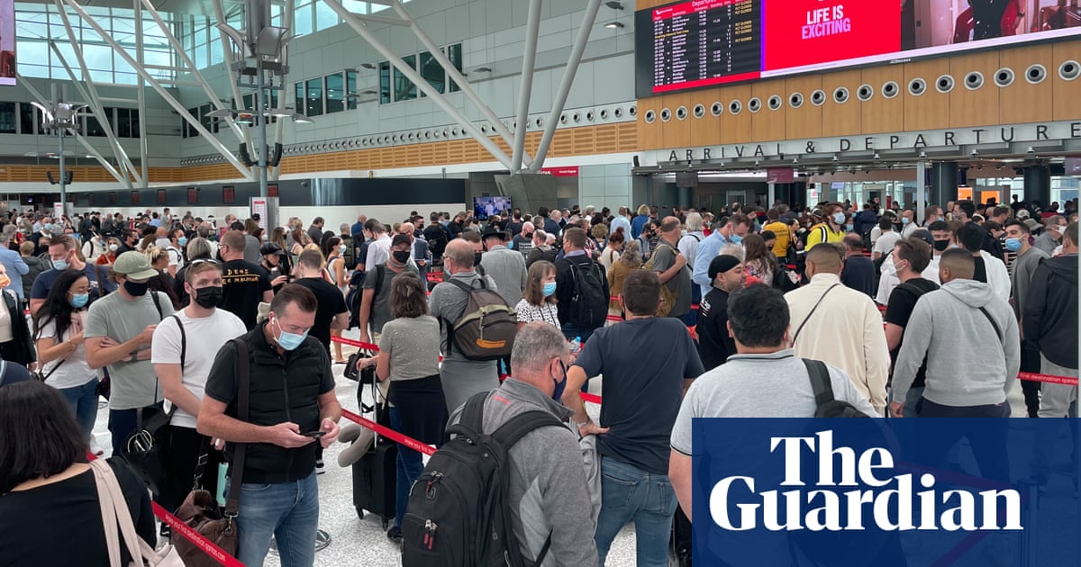 Long delays at Sydney airport for second day as Qantas CEO blames passengers