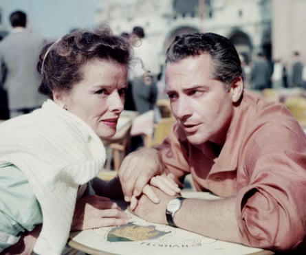 Katharine Hepburn and Rossano Brazzi sit at a table together in the 1955 film Summertime