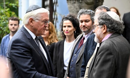 Der deutsche Bundespräsident Frank-Walter Steinmeier (links) wird am Freitag von Mitgliedern der jüdischen Gemeinde in einer Synagoge in Berlin begrüßt.