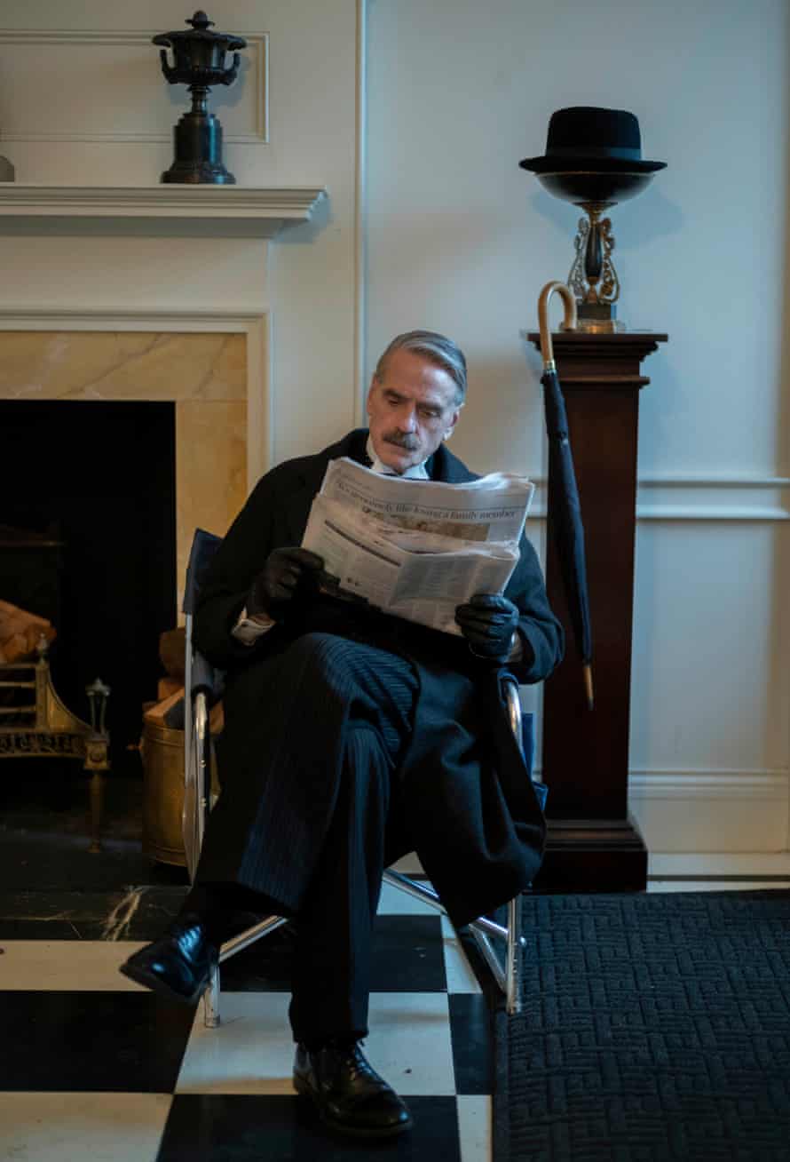 Jeremy Irons reading the paper between scenes at Downing Street