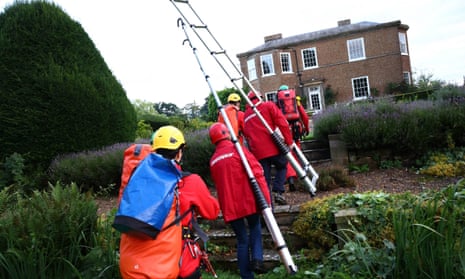 Greenpeace activists carry ladders and climbing equipment to Rishi Sunak’s house.