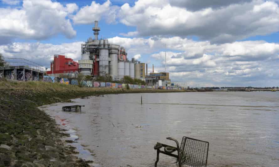La fábrica de Proctor and Gamble, en el estuario del Támesis, al otro lado del río de Dartford, donde creció Arnold.