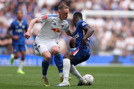 Sean Longstaff fouls Moises Caicedo.