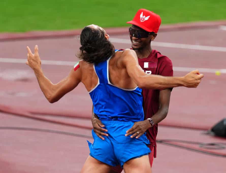 Gianmarco Tamberi et Mutaz Essa Barshim célèbrent l'or au saut en hauteur.