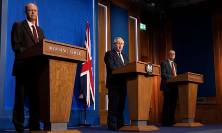 Chris Whitty (left) with Boris Johnson (centre) and the UK government’s chief scientific adviser, Patrick Vallance, at a news conference in Downing Street in September 2021