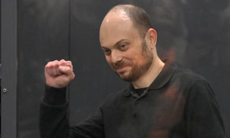 Vladimir Kara-Murza holds a closed fist