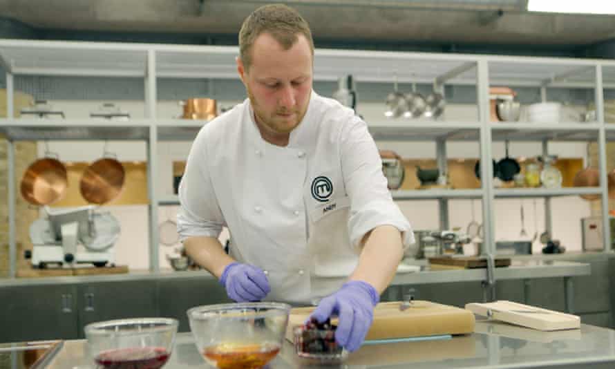 Andy hace sus cosas para los jueces en MasterChef: The Professionals