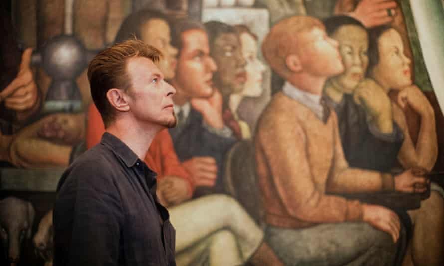 Bowie in front of the Diego Rivera’s wall painting The Man, Ruler of the World at the Fine Arts Palace in Mexico City.