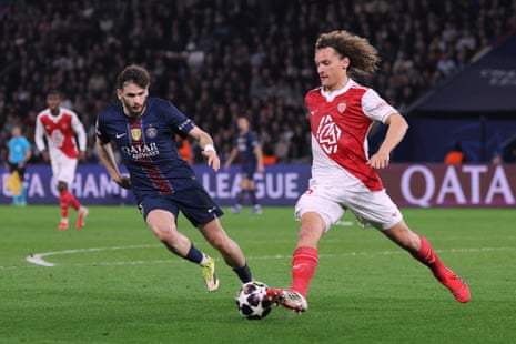 Wout Faes (R) controls the ball in front of Paris Saint-Germain's Georgian forward #07 Khvicha Kvaratskhelia