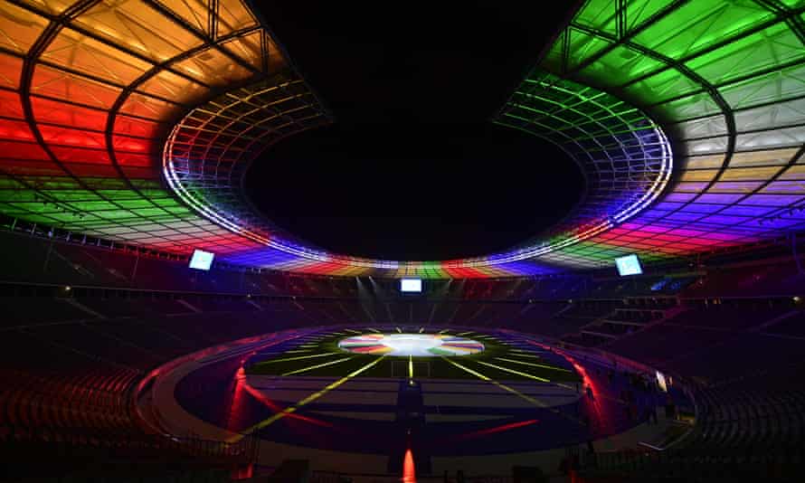 Οι Ολυμπιακοί Αγώνες στο Βερολίνο, ο χώρος για τον τελικό του Euro 2024, φωτίζονται στα χρώματα του λογότυπου του τουρνουά