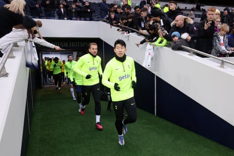 Son Heung-min lleva a los jugadores de los Spurs a calentar.