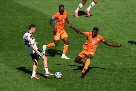 Florian Wirtz faces a challenge from Ibrahim Sangaré.