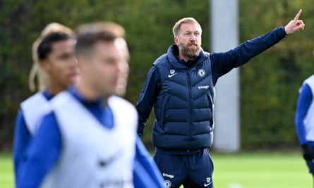 Graham Potter da instrucciones a los jugadores del Chelsea en el campo de entrenamiento.