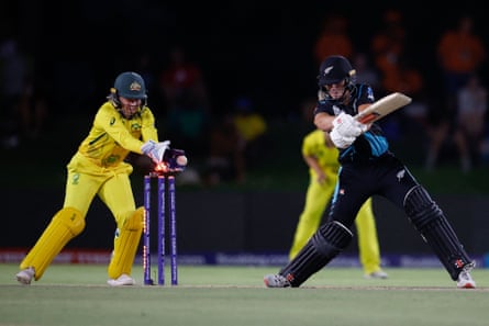 La Néo-zélandaise Jess Kerr est battue par Ashleigh Gardner alors qu'Alyssa Healy est à l'affût.