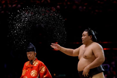 Kirishima throws salt to cleanse and purify the dohyo before his victory over Ono