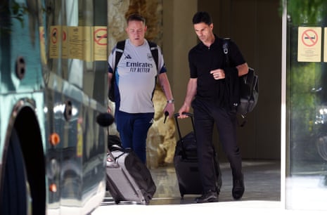 Mikel Arteta leaves the Arsenal team hotel