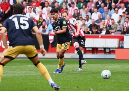 Mikkel Damsgaard scores Brentford’s third goal to complete a comfortable 3-0 home victory against West Ham.
