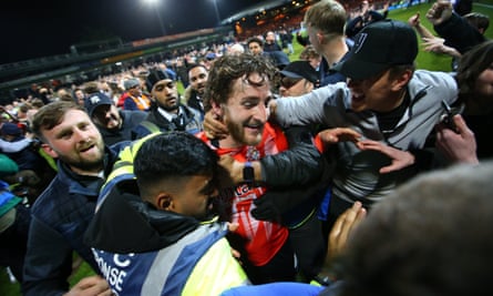 Tom Lockyer diberi selamat oleh para penggemar di lapangan setelah kemenangan 2-0 Luton.
