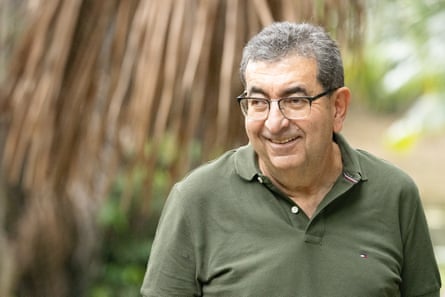 Um homem sorridente de meia-idade