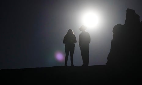 Orang-orang menyaksikan matahari terbit di Taman Nasional Bryce Canyon di Utah pada hari Sabtu sambil menunggu gerhana matahari yang langka 