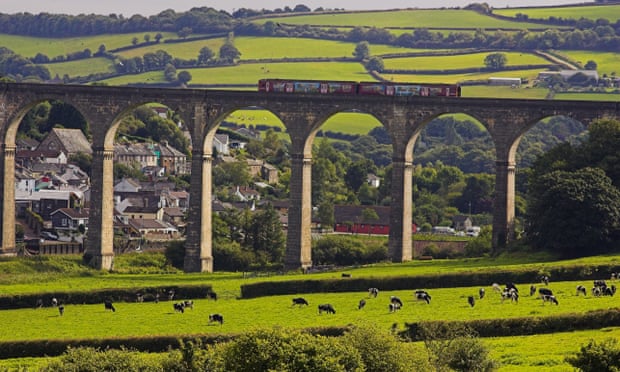 A train on the viaduct over the River Tamar linking Devon and Cornwall