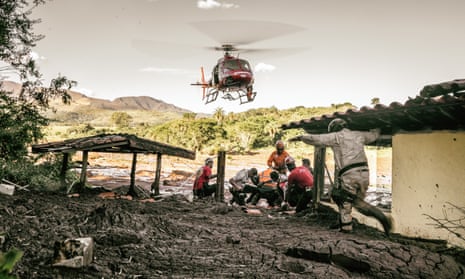 Rescue workers prepare the leg of a victim for helicopter transport at Parque de Cachoeira.