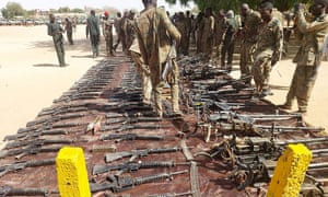 سربازان سودانی وفادار به ژنرال عبدالفتاح البرهان سلاح هایی را که در حمله به پایگاه نظامی نیروهای پشتیبانی سریع (RSF) در خارطوم ضبط کرده بودند به نمایش گذاشتند.