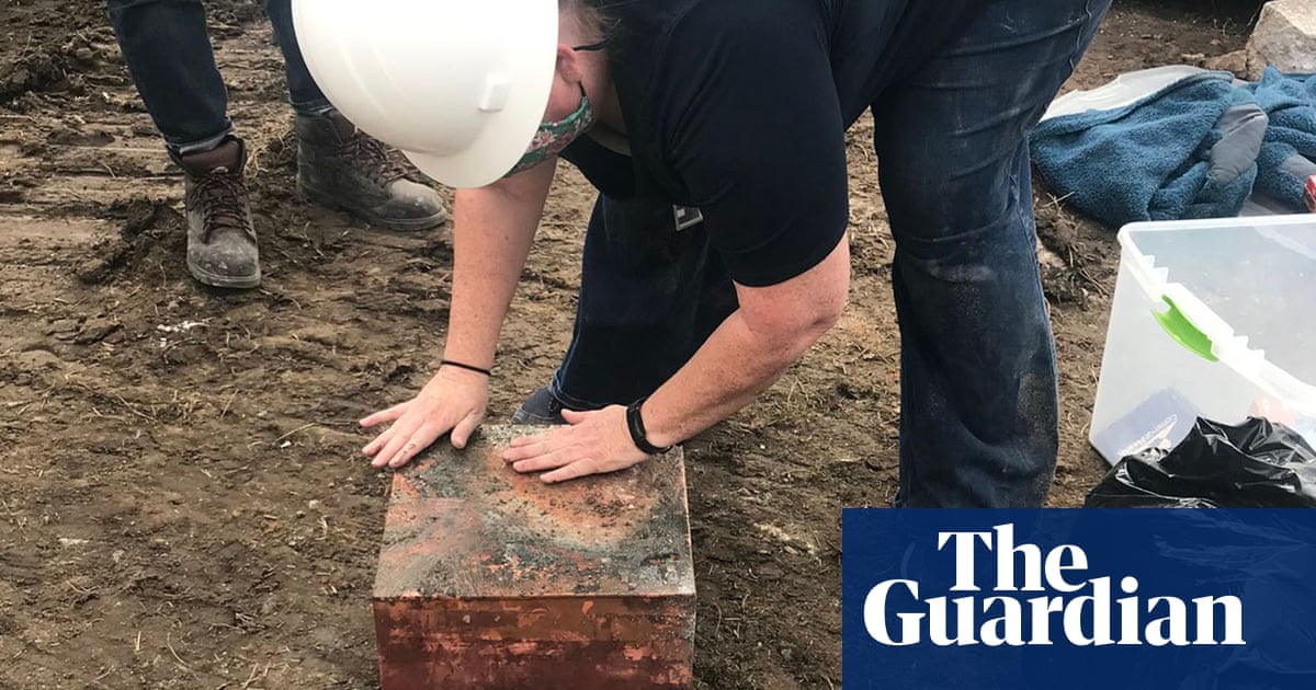 1887 time capsule apparently found under Robert E Lee statue pedestal – video