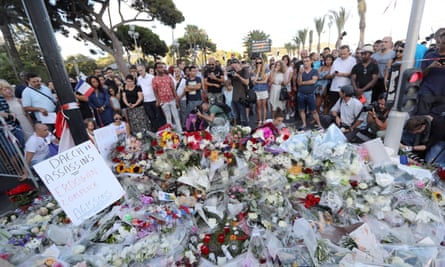Des personnes se rassemblent autour d'un mémorial de fortune en juillet 2021 pour rendre hommage aux victimes de l'attentat sur le front de mer de Nice.
