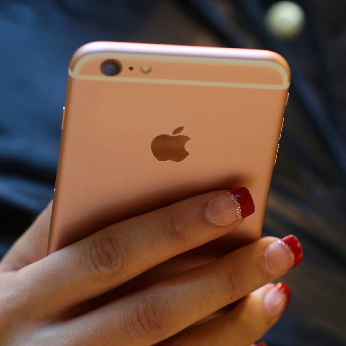 Apple Reduces Speed Of Iphones As Batteries Wear Out Report Suggests Iphone The Guardian