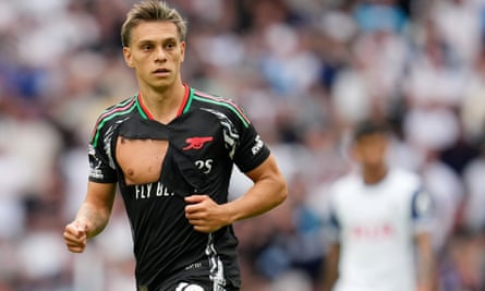 Arsenal’s Leandro Trossard runs with his shirt ripped against Spurs