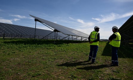 Funcionários da EDF renováveis ​​no parque solar, parque fotovoltaico La Fito, no sudeste da França
