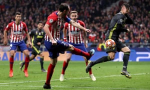 Diego Godin marks the second goal of Atletico Madrid.