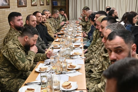 Президент Владимир Зеленский на ужине с украинскими солдатами-мусульманами в Крымском мусульманском центре в Киеве, Украина.