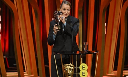 Samantha Morton accepts the fellowship award.