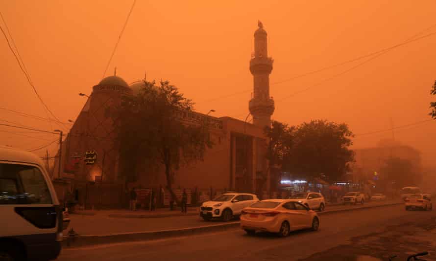Il cielo era arancione su piazza Al-Khilani nel centro di Baghdad.