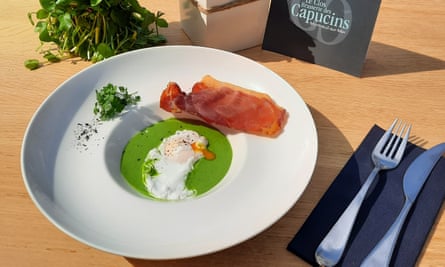 Green soup with poached egg