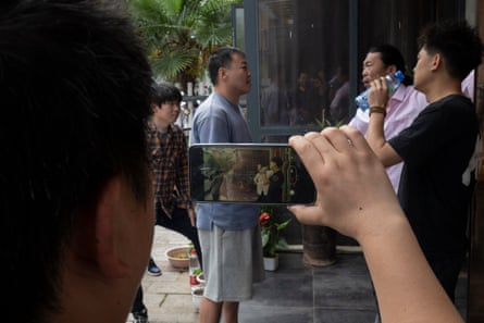 Film students shoot on a smartphone