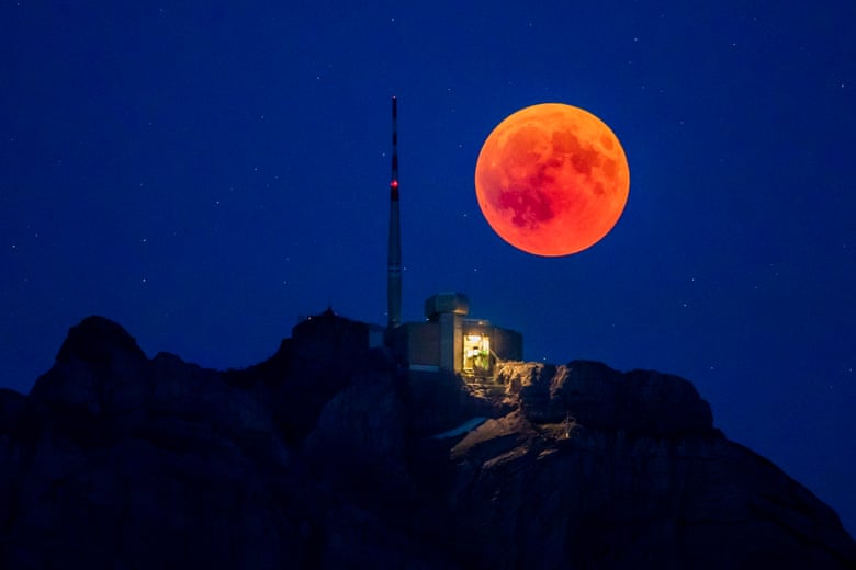 Những hình ảnh ấn tượng về hiện tượng trăng máu dài kỷ lục trong suốt 100 năm qua được ghi nhận từ khắp nơi trên thế giới - Ảnh 19.