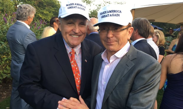 Simon Kukes and the former New York mayor Rudy Giuliani at a fundraising dinner in New York in August 2016.