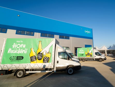 ونهایی با تصاویر بطریها در بیرون انبار