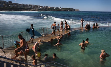 Sydneysiders chill out on Bronte Beach
