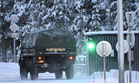 핀란드 북부 이나리의 라자-주세페 국제 국경 검문소에 있는 핀란드군 트럭.