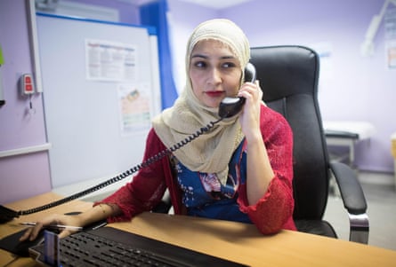 La Dra. Farzana Hussain en su consulta en el este de Londres