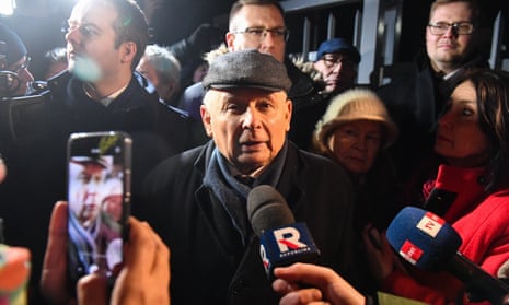Hukuk ve Adalet (PiS) partisi lideri Jaroslaw Kaczynski (ortada), Varşova tutukevi dışında gazetecilerle konuşuyor.