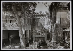 Φρίντα και Ντιέγκο Ριβέρα στα σκαλιά της Casa Azul, όπου και οι δύο εργάστηκαν και έζησαν