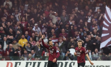 Antonio Candreva merayakan setelah mencetak gol penyama Salernitana