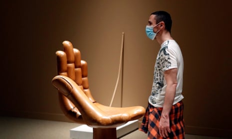 A visitor to Objects of Desire: Surrealism and Design 1924-2020 looks at Pedro Friedeberg’s Hand Chair c. 1965.